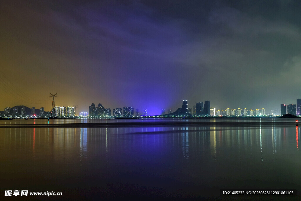 城市夜景下的绚丽河畔风光