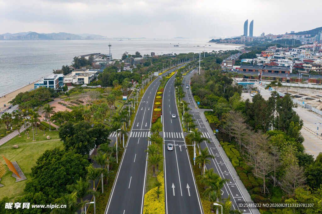 城市沿海公路俯瞰美景
