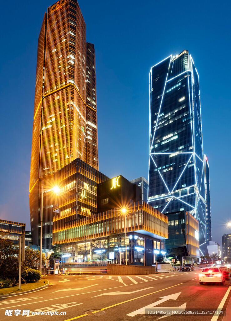 都市夜景中的繁华高楼