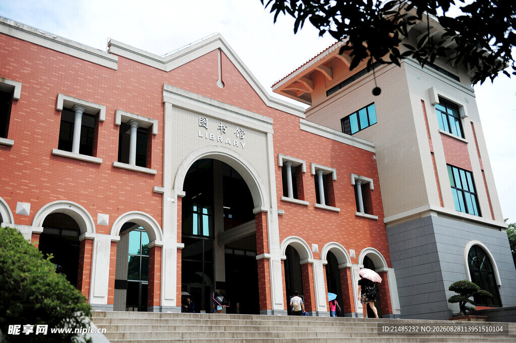 红砖建筑校门景观