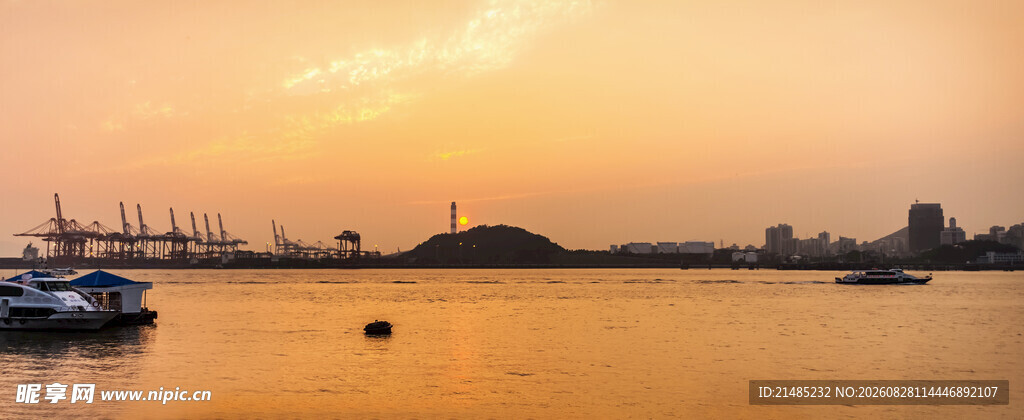 夕阳下的海港美景