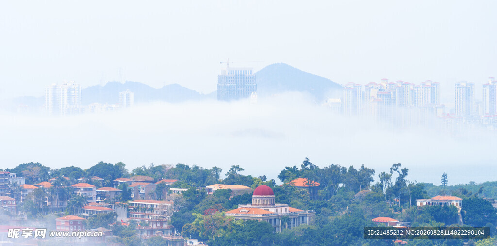 雾中城市与多彩民居景观