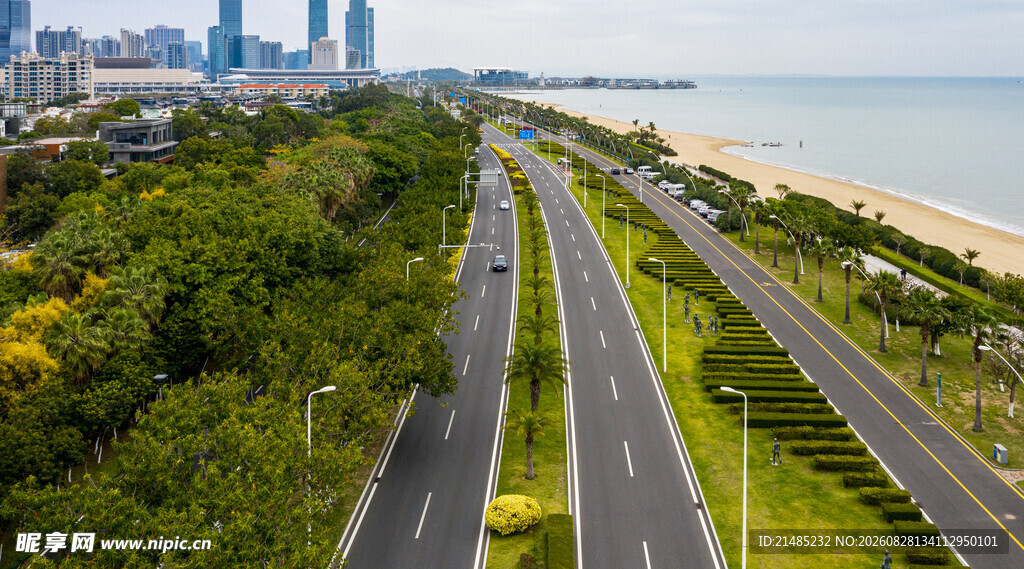 沿海公路旁的城市风光