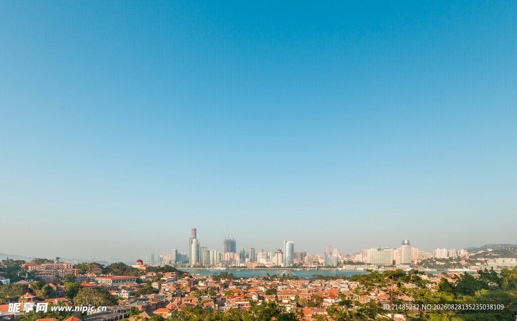城市天际线与葱郁前景