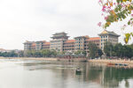 河畔中式建筑群风景