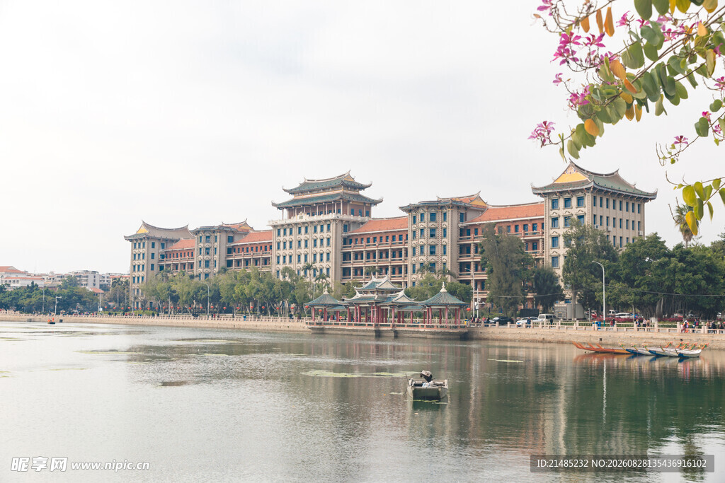 河畔中式建筑群风景