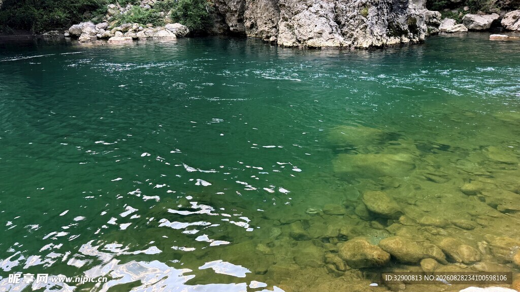 碧绿清澈的山间潭水