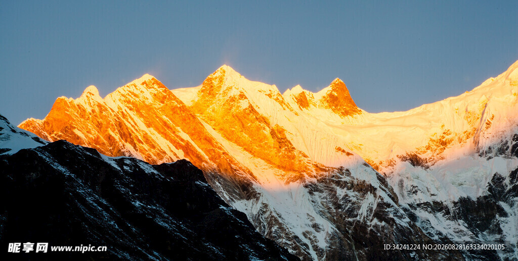 日照金山壮丽雪山景观