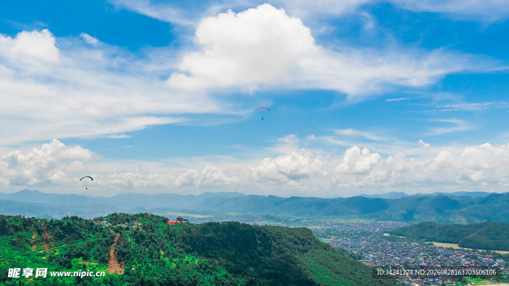 青山之上的蓝天白云美景
