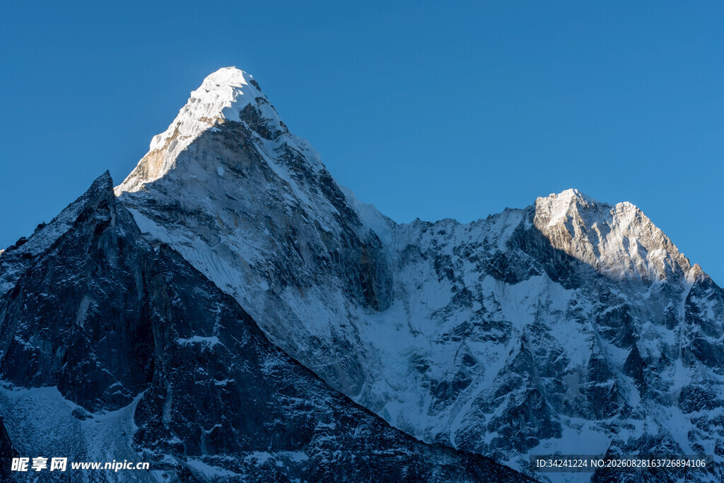 巍峨雪山壮丽景致