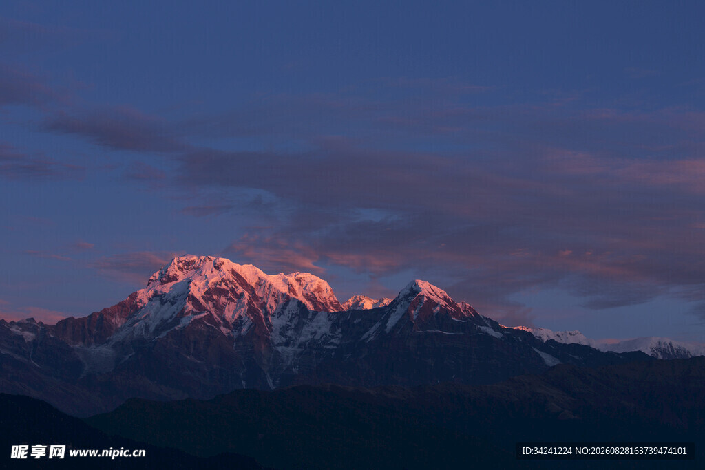 夕阳下的壮丽雪山景观