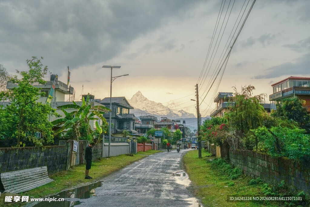 雨后乡村小路远山入画
