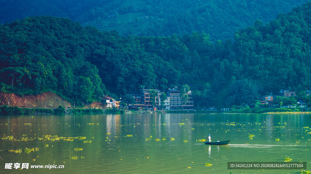 宁静湖景中的悠然小船