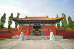 中式红墙古建筑大门