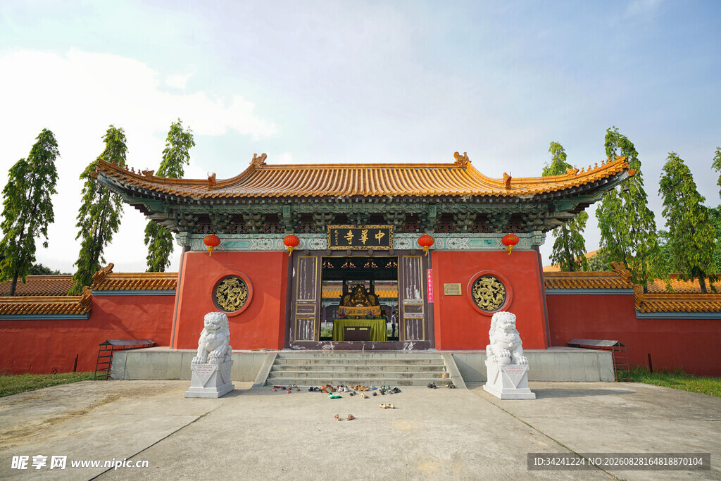 中式红墙古建筑大门