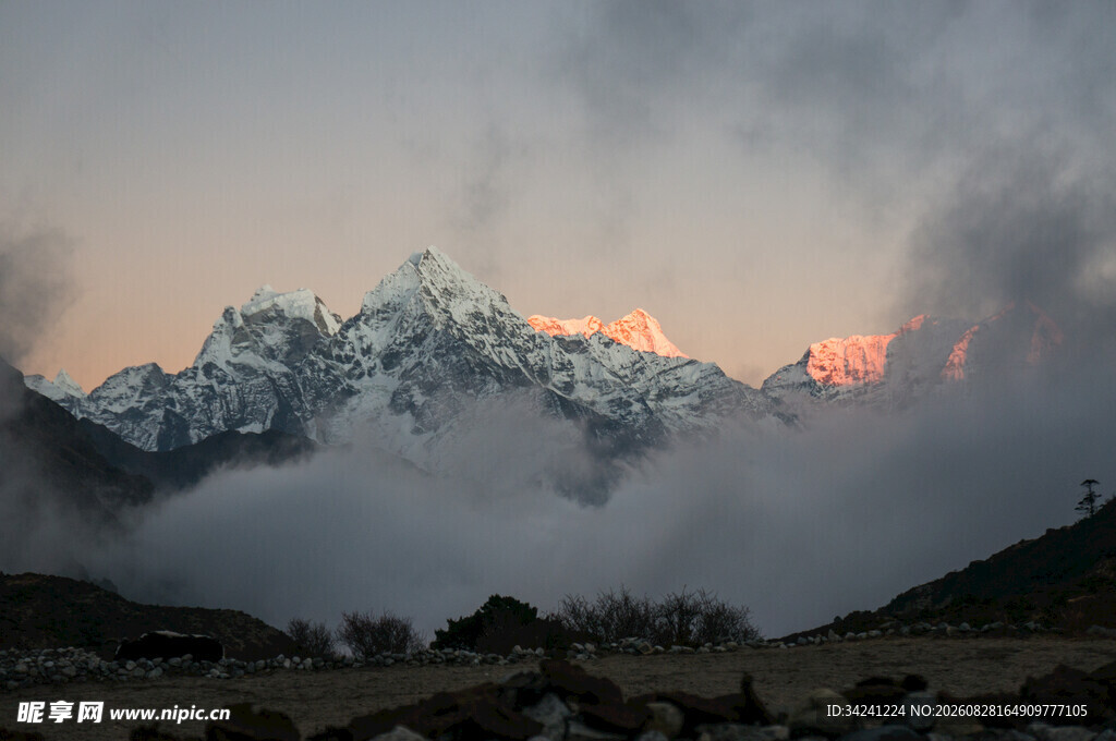 雪山晨曦美景