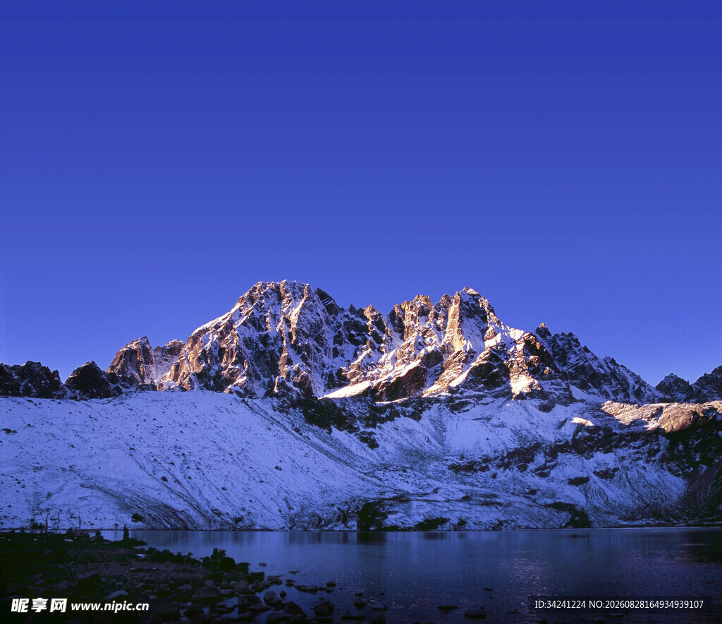 雪山湖泊壮丽自然景观