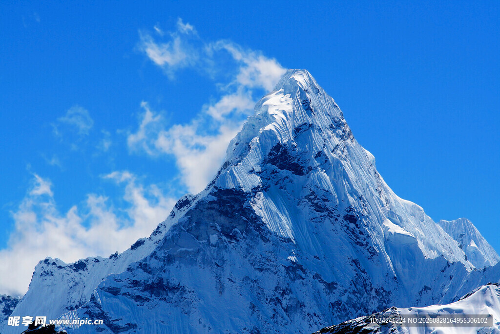 巍峨雪山壮丽景观