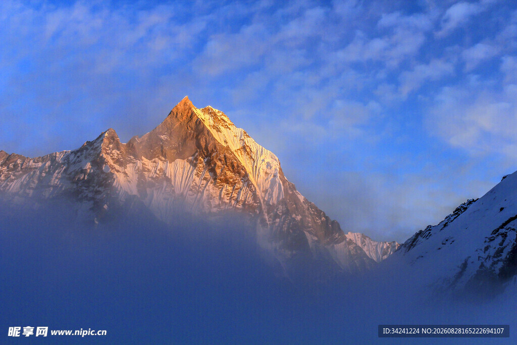 壮丽雪山日出景观