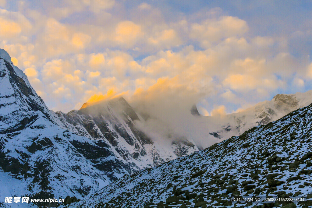 雪山云海壮丽风光