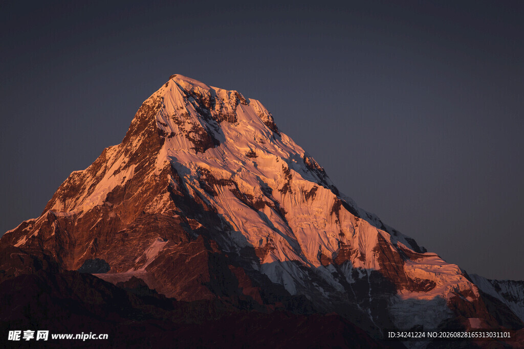 夕阳下的壮丽雪山