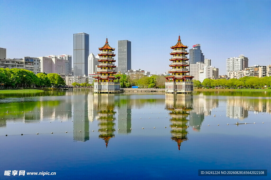 桂林日月双塔湖景风光