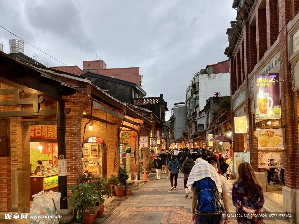 古街夜色中