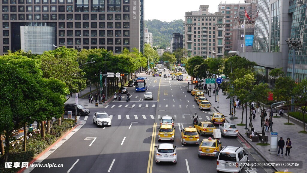 城市街道繁忙交通景象
