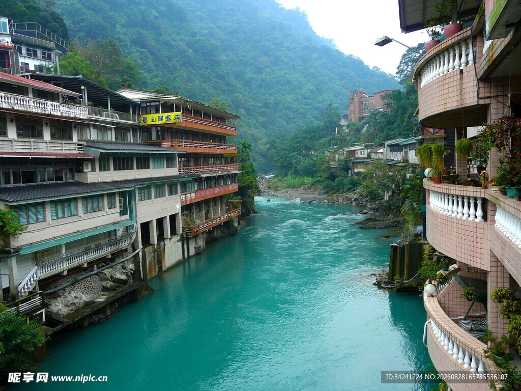 山间绿水畔的古朴建筑群