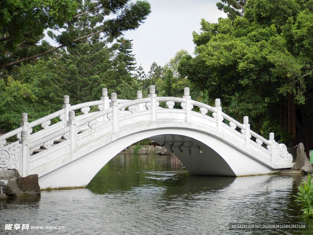 中式石拱桥横跨绿水