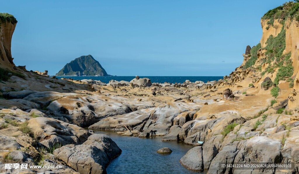 海岸岩石间的宁静水域