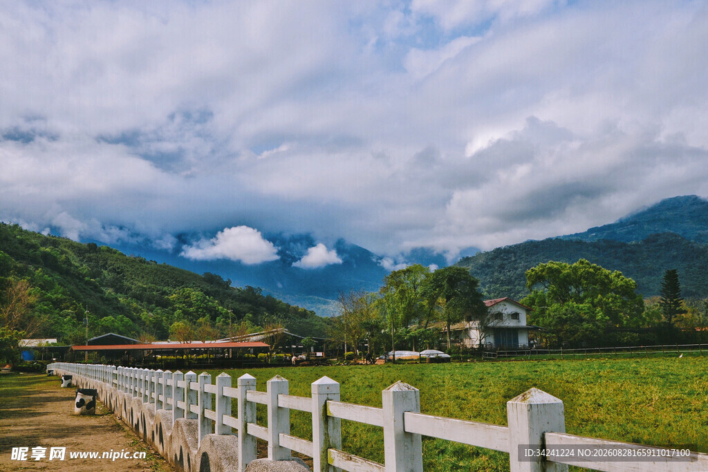 田园风光中的白色围栏美景