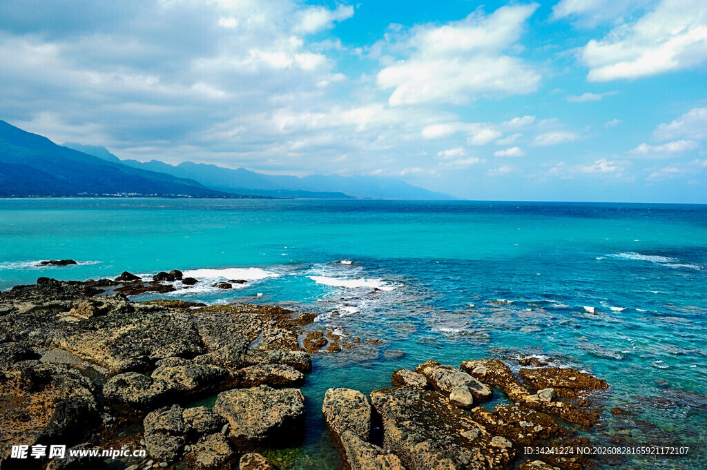 海边礁石与碧蓝大海美景