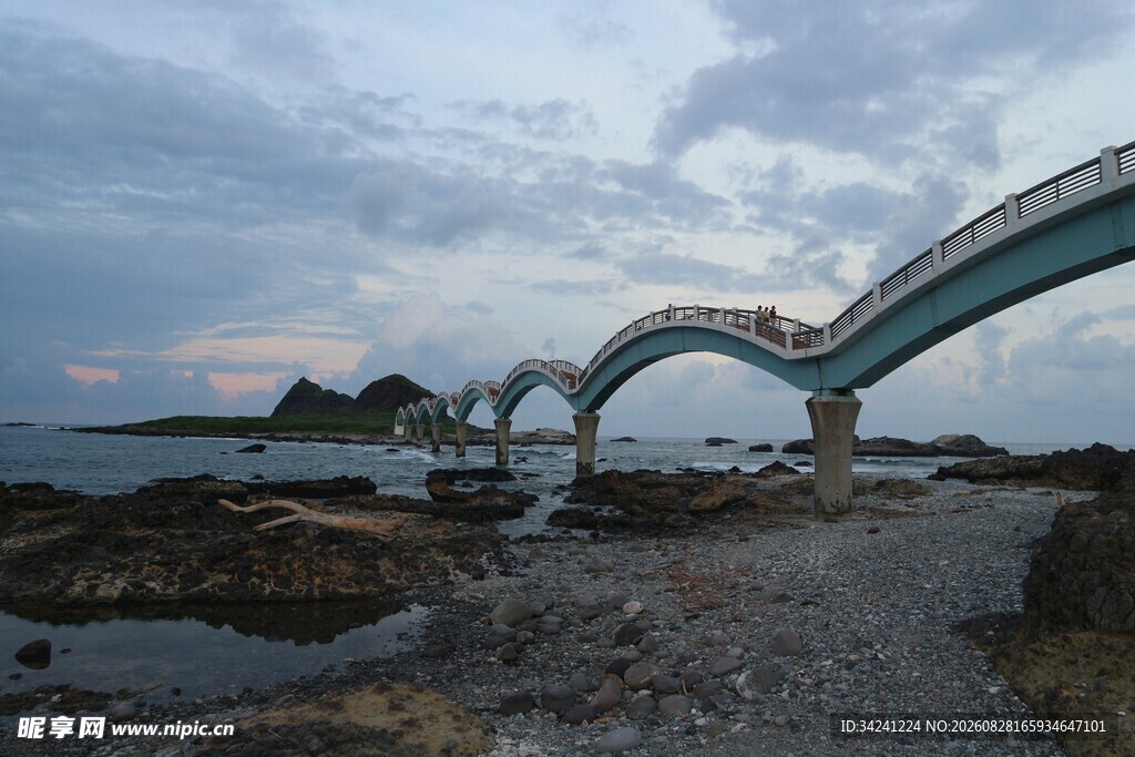 海上拱形桥梁风景