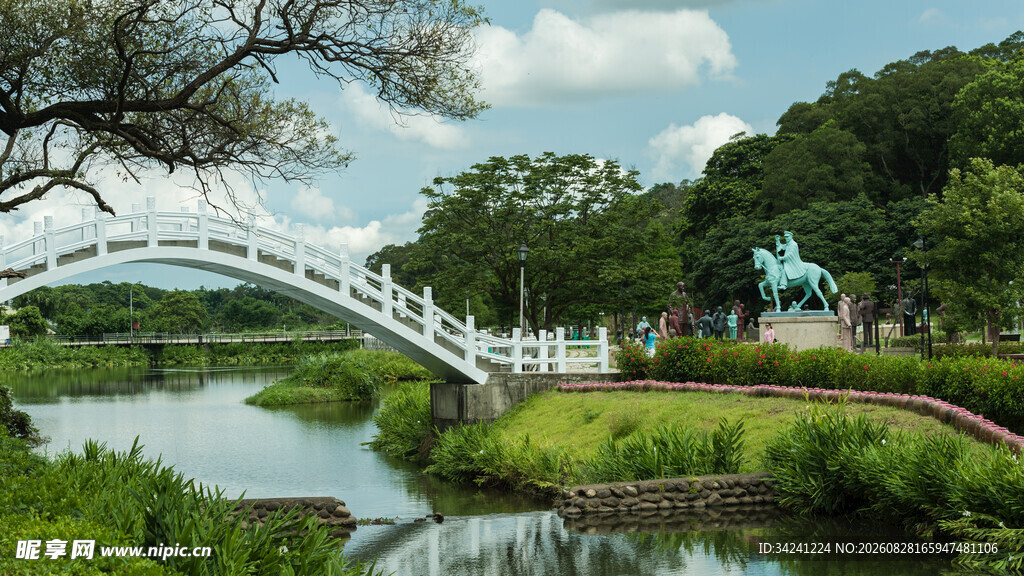 河畔白桥风景如画