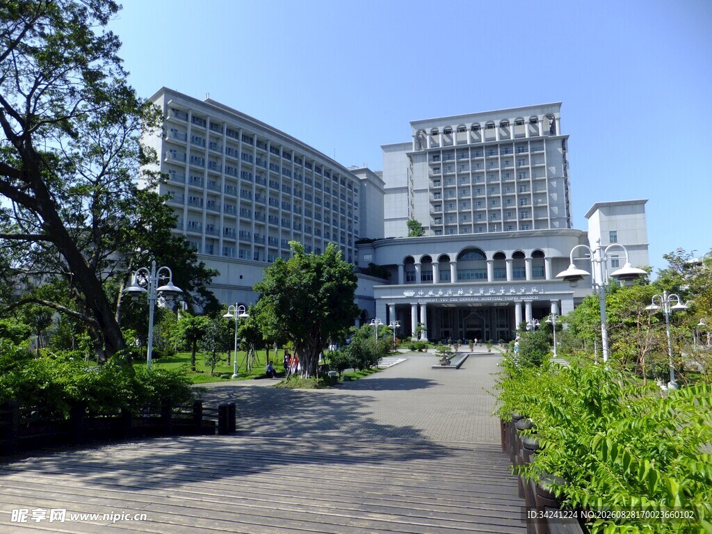 宏伟建筑旁的绿植景观