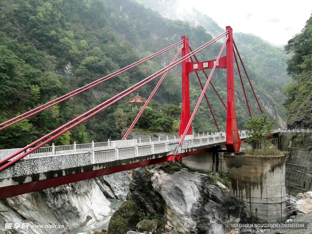 山间红索桥横跨峡谷