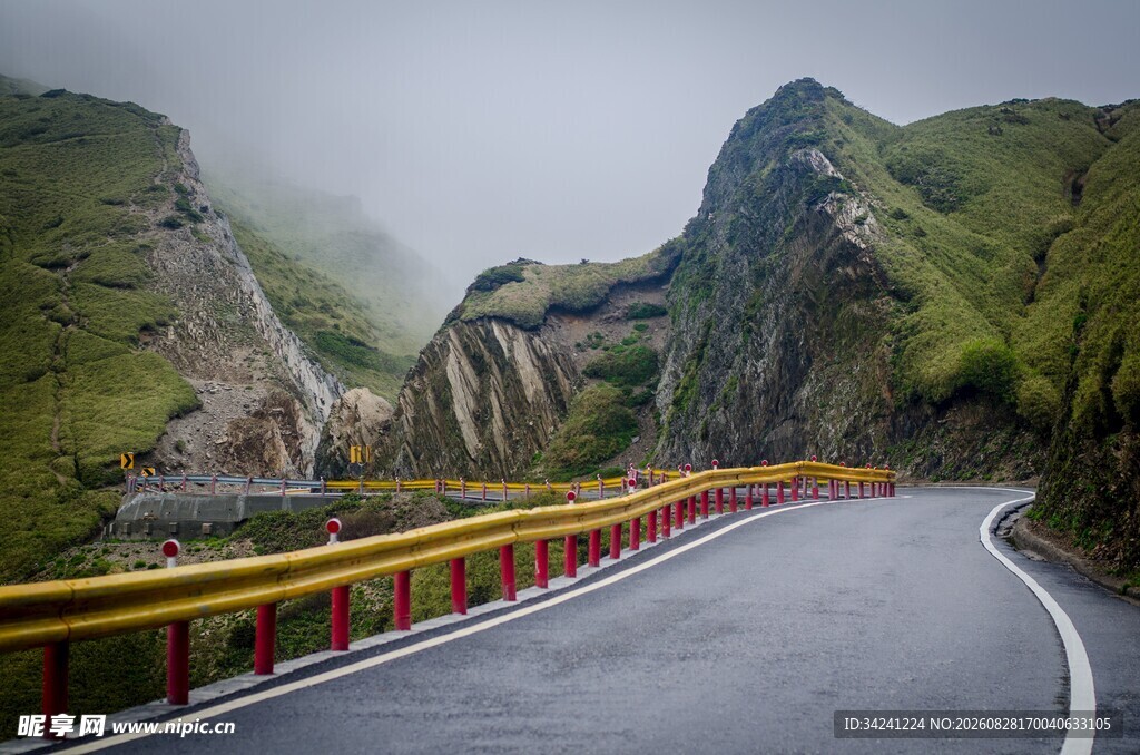 山间蜿蜒公路美景