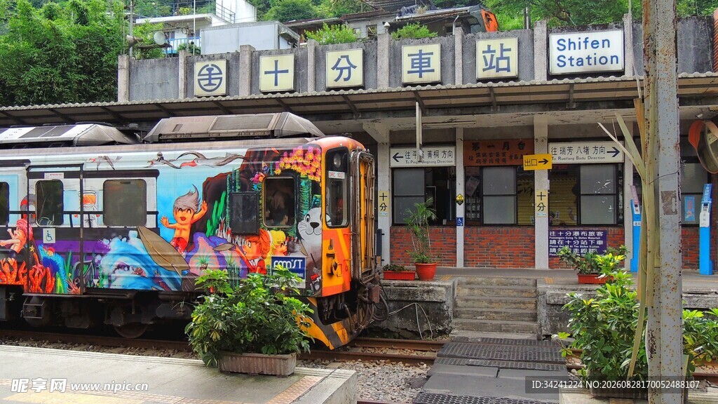 彩色涂鸦装饰火车
