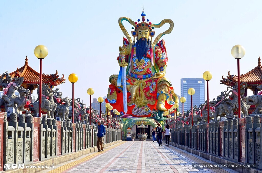 壮观多彩神像立于长道