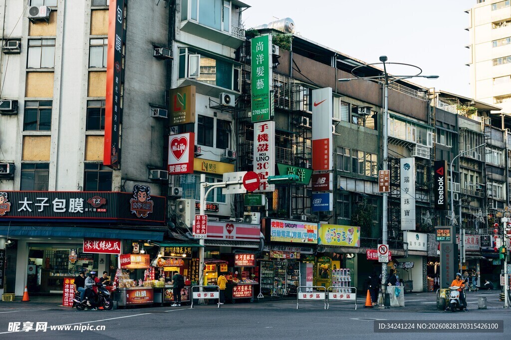 繁华都市商业街景象