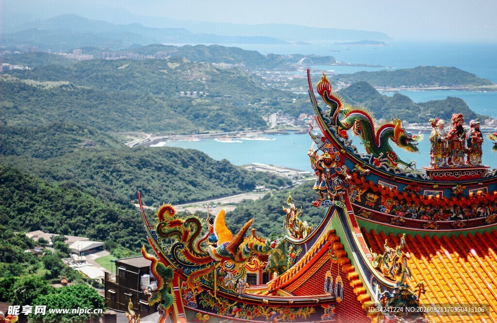 古建屋脊望秀丽山水风光
