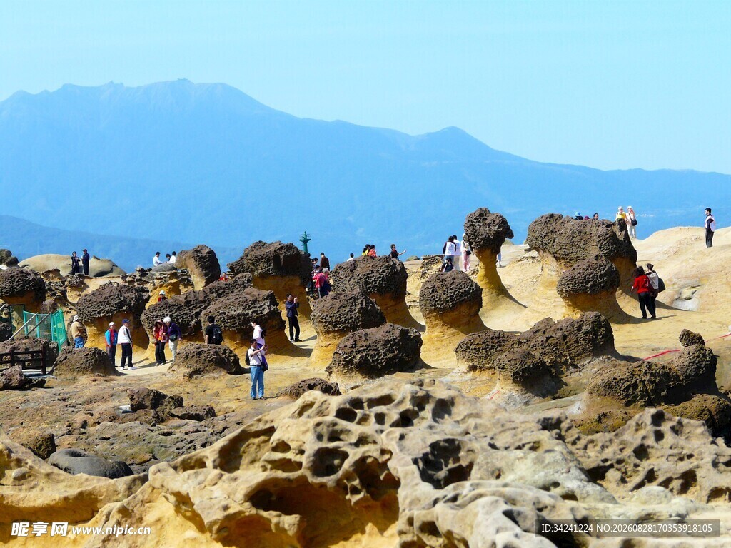沙漠中的奇特岩石景观