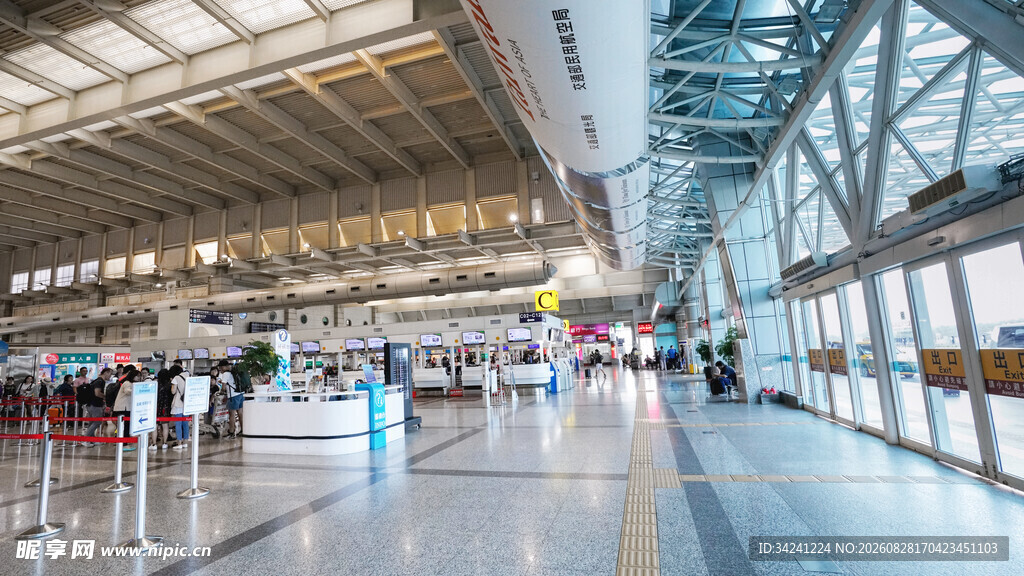 宽敞明亮的现代化机场大厅