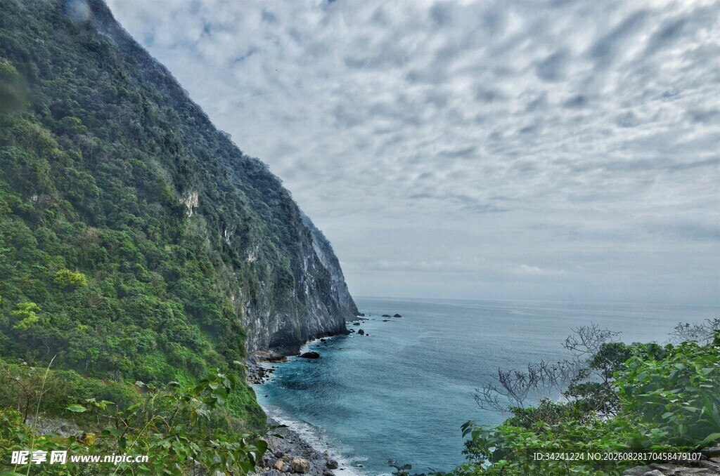 海岸边的壮丽山海景观