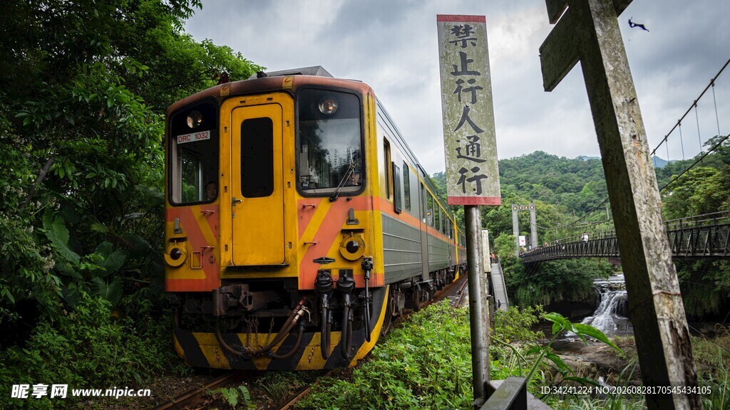 山间行驶的黄色复古小火车