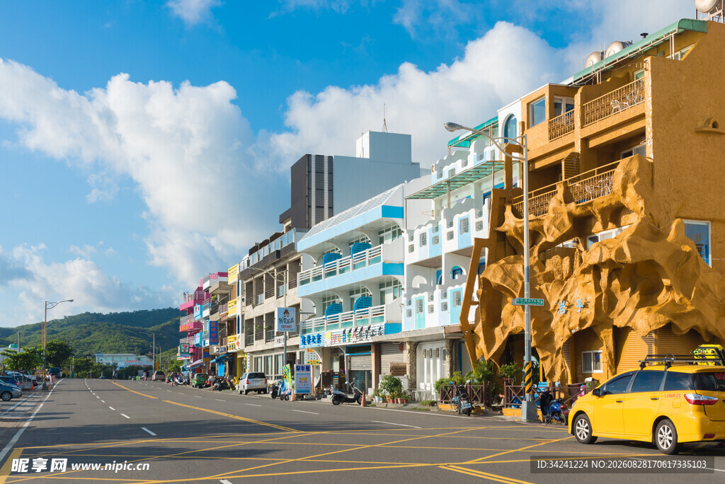 街道旁多彩建筑