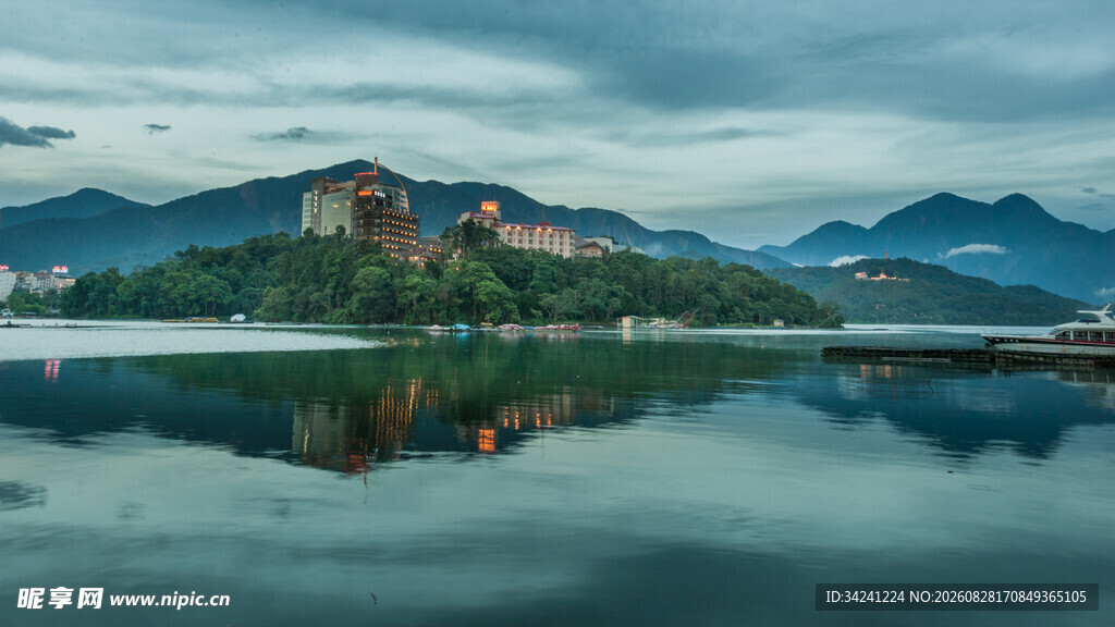 山水间的古建筑倒影美景