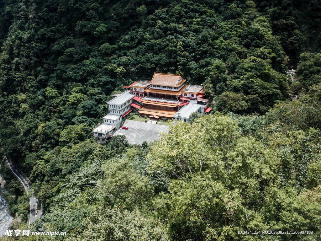山林中的古朴庙宇