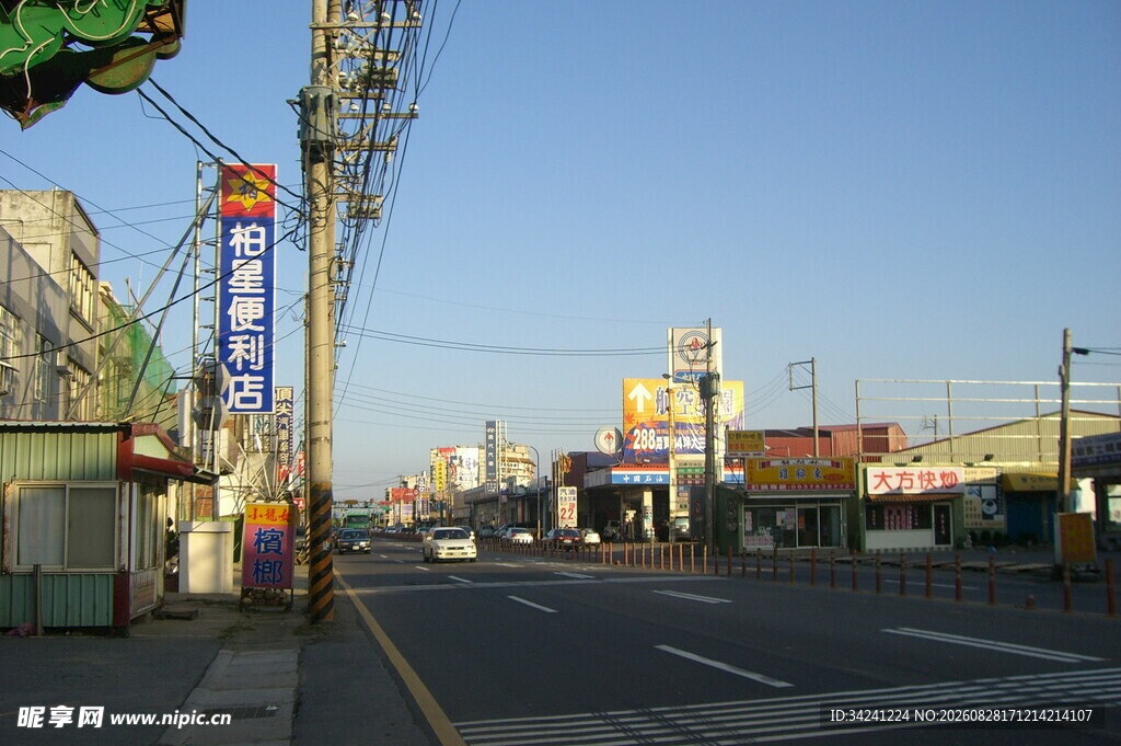 街道旁的多彩店铺招牌